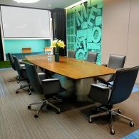 Mesa de conferencias moderna para sala de reuniones